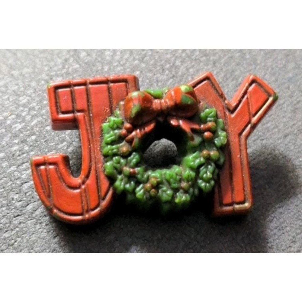Hallmark PIN Christmas Vintage JOY WREATH Nostalgic WOOD‎ LOOK 1977 Brooch